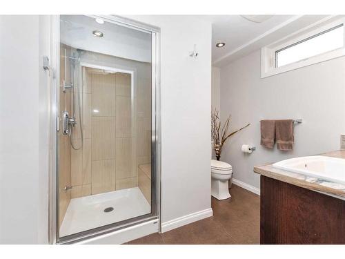 15 Sydney Close, Red Deer, AB - Indoor Photo Showing Bathroom