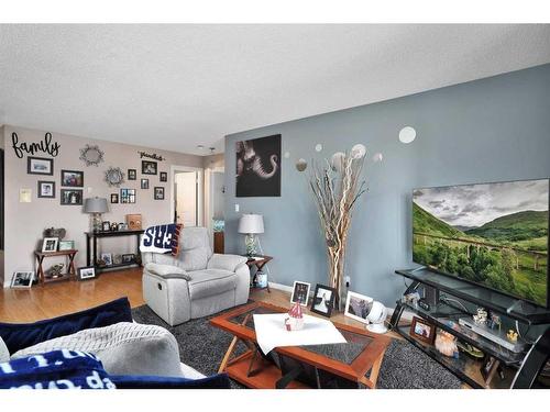 205-25 Robinson Avenue, Penhold, AB - Indoor Photo Showing Living Room