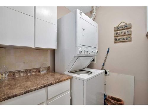 205-25 Robinson Avenue, Penhold, AB - Indoor Photo Showing Laundry Room
