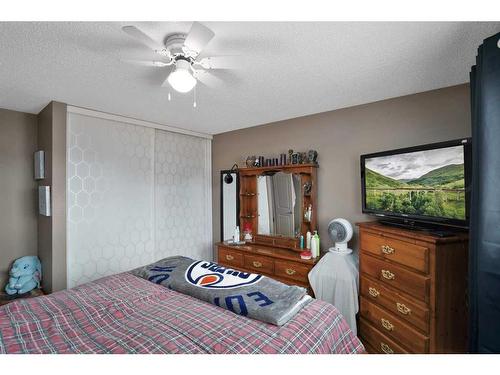 205-25 Robinson Avenue, Penhold, AB - Indoor Photo Showing Bedroom