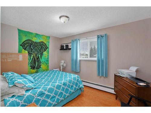 205-25 Robinson Avenue, Penhold, AB - Indoor Photo Showing Bedroom