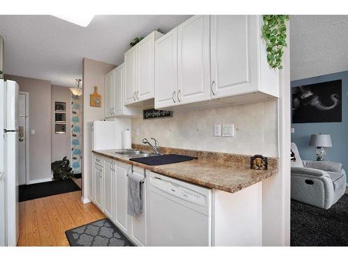 205-25 Robinson Avenue, Penhold, AB - Indoor Photo Showing Kitchen