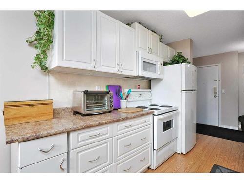 205-25 Robinson Avenue, Penhold, AB - Indoor Photo Showing Kitchen