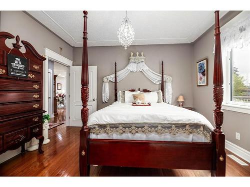 21 Rosedale Avenue, Rural Lacombe County, AB - Indoor Photo Showing Bedroom