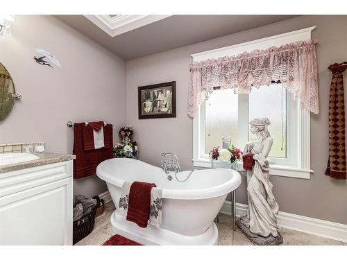 21 Rosedale Avenue, Rural Lacombe County, AB - Indoor Photo Showing Bathroom
