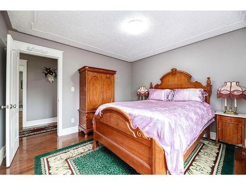 21 Rosedale Avenue, Rural Lacombe County, AB - Indoor Photo Showing Bedroom