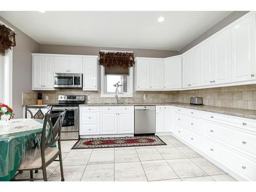 21 Rosedale Avenue, Rural Lacombe County, AB - Indoor Photo Showing Kitchen