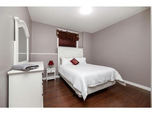 21 Rosedale Avenue, Rural Lacombe County, AB - Indoor Photo Showing Bedroom