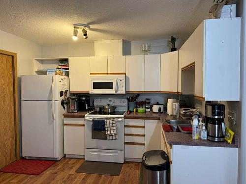 4817 54 Avenue, Wetaskiwin, AB - Indoor Photo Showing Kitchen With Double Sink
