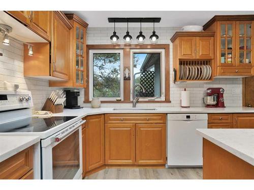 25237 595 Highway, Rural Red Deer County, AB - Indoor Photo Showing Kitchen