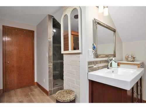 25237 595 Highway, Rural Red Deer County, AB - Indoor Photo Showing Bathroom