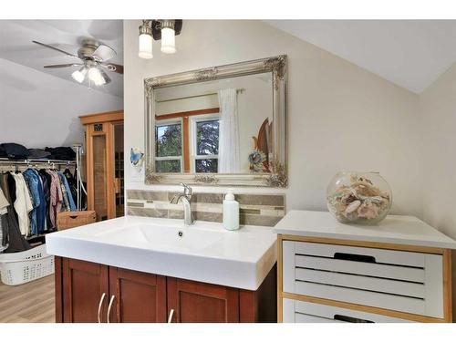 25237 595 Highway, Rural Red Deer County, AB - Indoor Photo Showing Bathroom