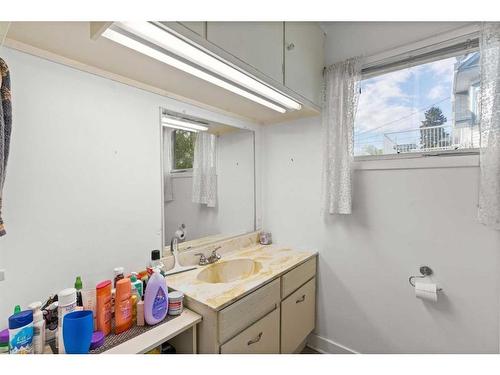 4808 49 Street, Camrose, AB - Indoor Photo Showing Bathroom