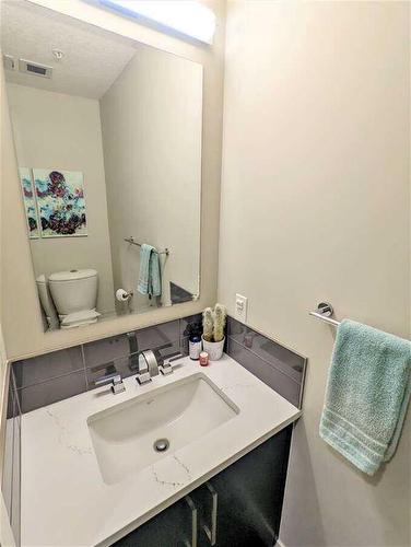 205-2717 17 Street Sw, Calgary, AB - Indoor Photo Showing Bathroom