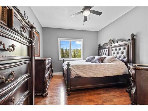 4300 Memorial Trail, Sylvan Lake, AB - Indoor Photo Showing Bedroom