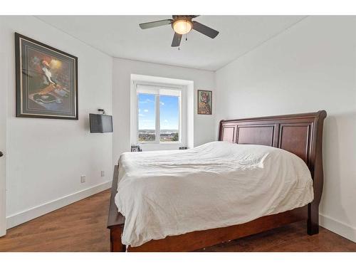 4300 Memorial Trail, Sylvan Lake, AB - Indoor Photo Showing Bedroom