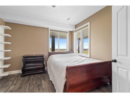 4300 Memorial Trail, Sylvan Lake, AB - Indoor Photo Showing Bedroom