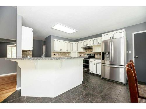 10 Ravenscrag Crescent, Norglenwold, AB - Indoor Photo Showing Kitchen