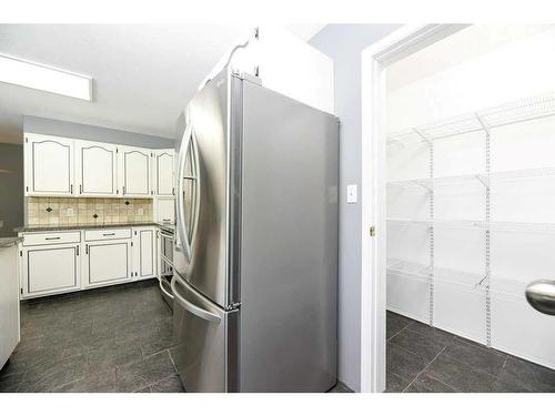 10 Ravenscrag Crescent, Norglenwold, AB - Indoor Photo Showing Kitchen