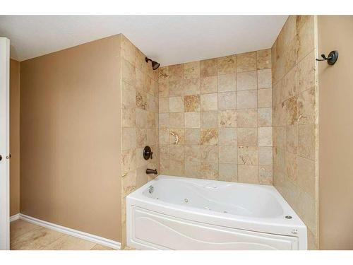 10 Ravenscrag Crescent, Norglenwold, AB - Indoor Photo Showing Bathroom