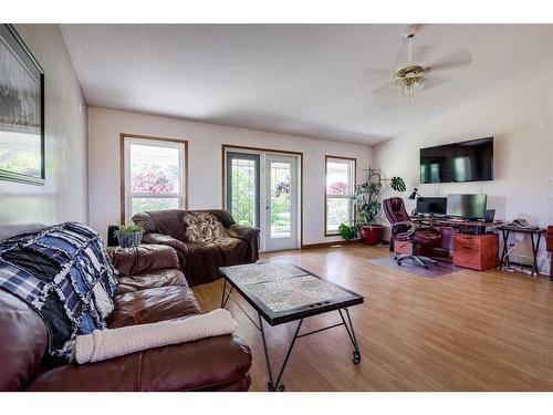 432044 252A Range, Rural Ponoka County, AB - Indoor Photo Showing Living Room