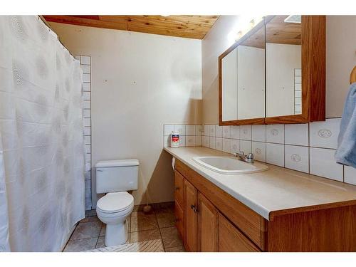 432044 252A Range, Rural Ponoka County, AB - Indoor Photo Showing Bathroom