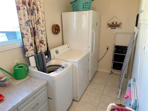 5031 49 Avenue, Bashaw, AB - Indoor Photo Showing Laundry Room