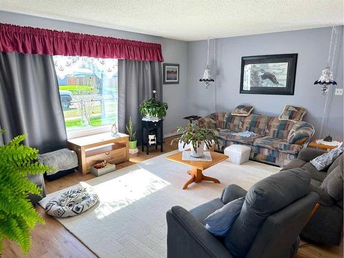 5031 49 Avenue, Bashaw, AB - Indoor Photo Showing Living Room