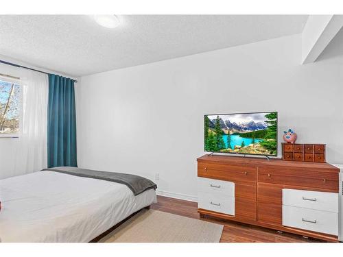25-20 Alford Avenue, Red Deer, AB - Indoor Photo Showing Bedroom