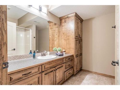 301 Jarvis Glen Court, Jarvis Bay, AB - Indoor Photo Showing Bathroom