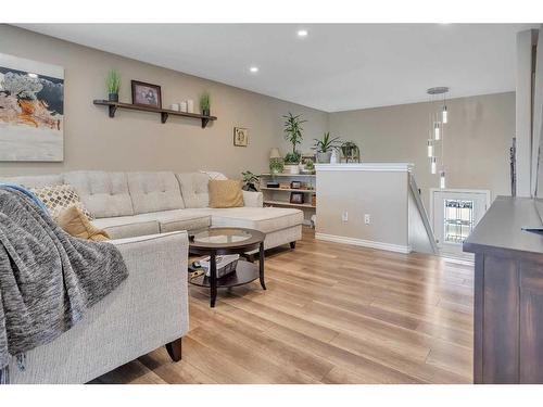 107 Aurora Heights Boulevard, Blackfalds, AB - Indoor Photo Showing Living Room