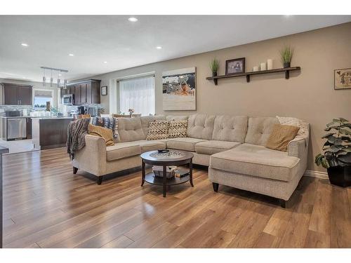 107 Aurora Heights Boulevard, Blackfalds, AB - Indoor Photo Showing Living Room