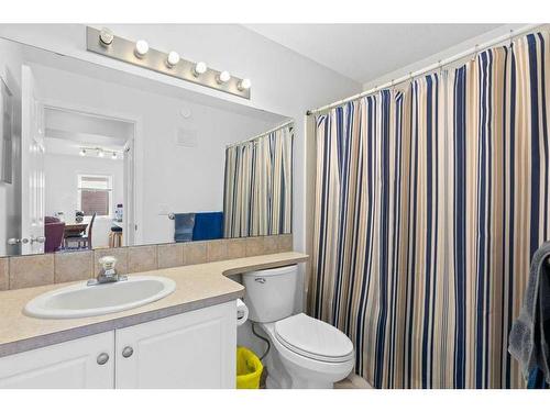 2001-5220 50A Avenue, Sylvan Lake, AB - Indoor Photo Showing Bathroom