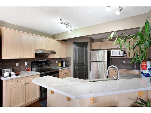 1068 Sherwood Boulevard Nw, Calgary, AB - Indoor Photo Showing Kitchen