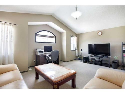 1068 Sherwood Boulevard Nw, Calgary, AB - Indoor Photo Showing Living Room