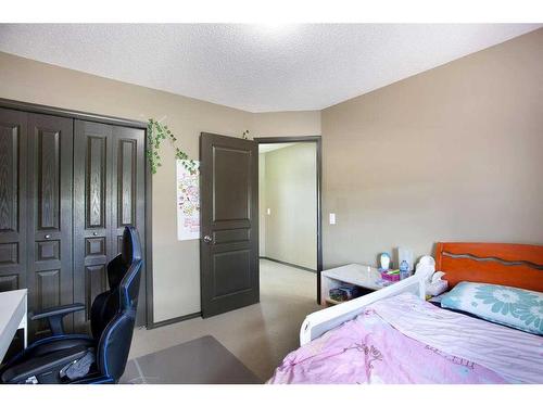 1068 Sherwood Boulevard Nw, Calgary, AB - Indoor Photo Showing Bedroom