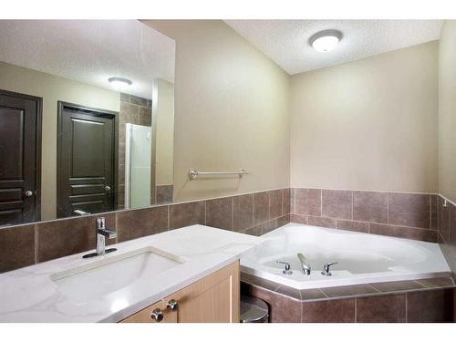1068 Sherwood Boulevard Nw, Calgary, AB - Indoor Photo Showing Bathroom