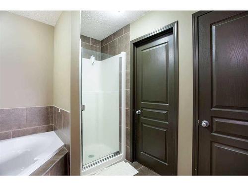 1068 Sherwood Boulevard Nw, Calgary, AB - Indoor Photo Showing Bathroom