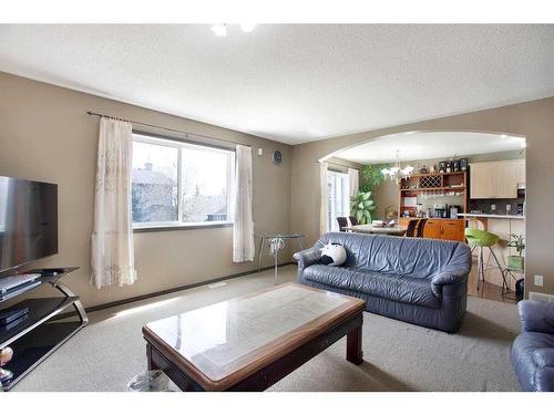 1068 Sherwood Boulevard Nw, Calgary, AB - Indoor Photo Showing Living Room