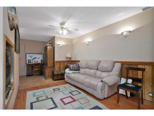 41301 Highway 792, Rural Lacombe County, AB - Indoor Photo Showing Living Room