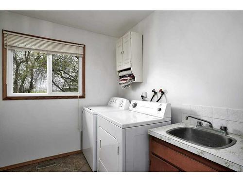 41301 Highway 792, Rural Lacombe County, AB - Indoor Photo Showing Laundry Room
