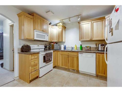 7-5311 57 Avenue, Ponoka, AB - Indoor Photo Showing Kitchen