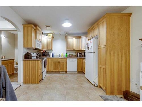 7-5311 57 Avenue, Ponoka, AB - Indoor Photo Showing Kitchen With Double Sink