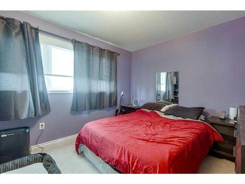 7-5311 57 Avenue, Ponoka, AB - Indoor Photo Showing Bedroom