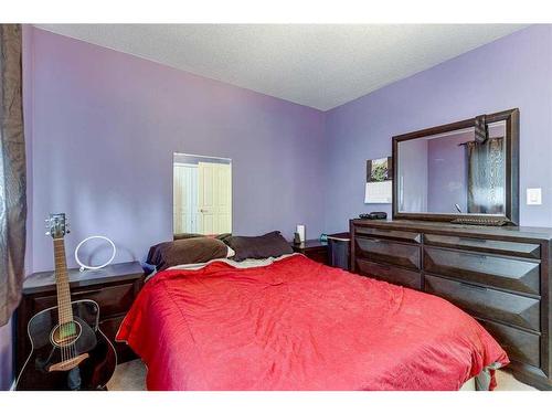 7-5311 57 Avenue, Ponoka, AB - Indoor Photo Showing Bedroom