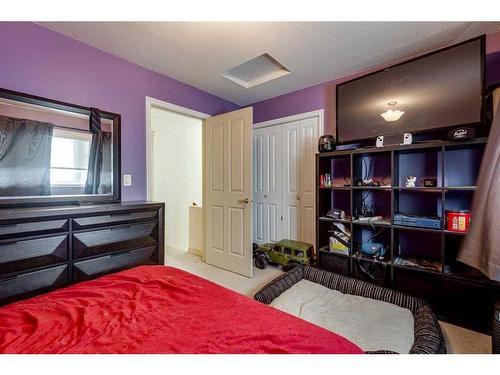 7-5311 57 Avenue, Ponoka, AB - Indoor Photo Showing Bedroom