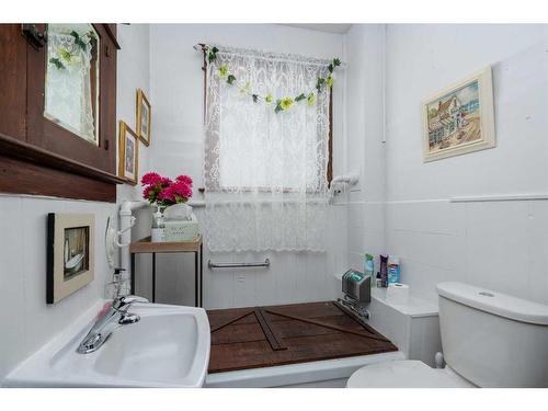 216 Lady Vivian Avenue West, Galahad, AB - Indoor Photo Showing Bathroom