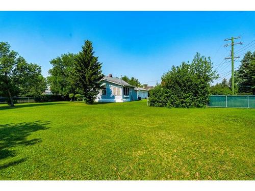 216 Lady Vivian Avenue West, Galahad, AB - Outdoor With Backyard