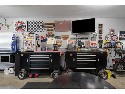 216 Lady Vivian Avenue West, Galahad, AB - Indoor Photo Showing Garage