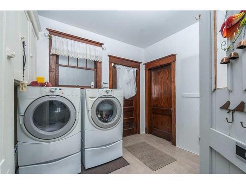 216 Lady Vivian Avenue West, Galahad, AB - Indoor Photo Showing Laundry Room